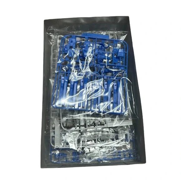 Bandai 1/144 Scale HGUC(095) HG Hi-Nu Gundam RX-93-v2 Hi-v Mobile Suit Model Kit - Picture 7 of 8